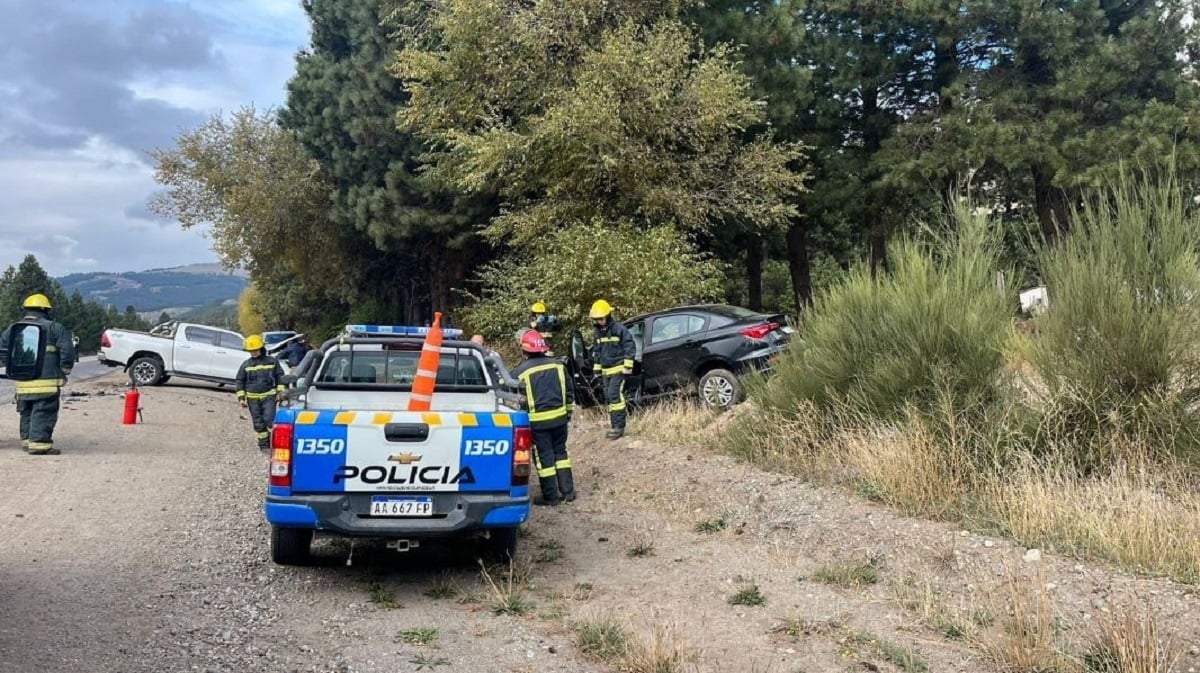 Por el choque, una mujer resultó herida y fue trasladada al hospital de San Martín de los Andes. Fuente: (RSM)