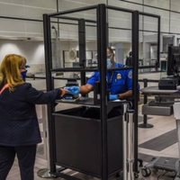 Biden pondera restricciones a turistas extranjeros ante propagación de Delta