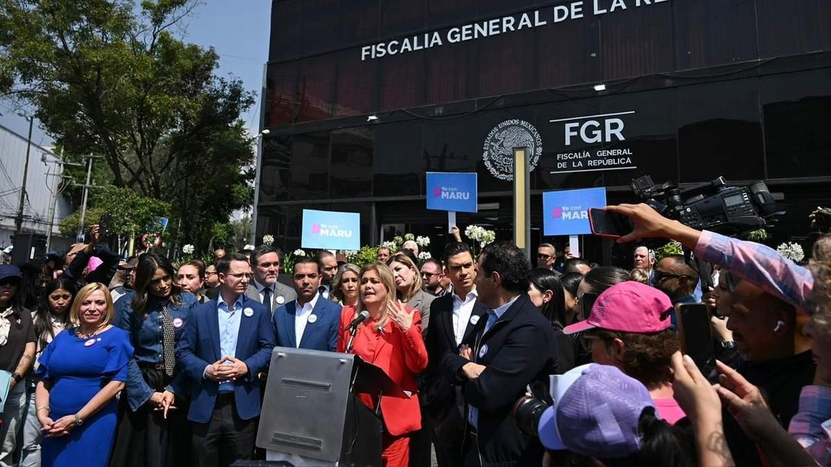 Maru Campos acompañado por panistas frente a la FGR