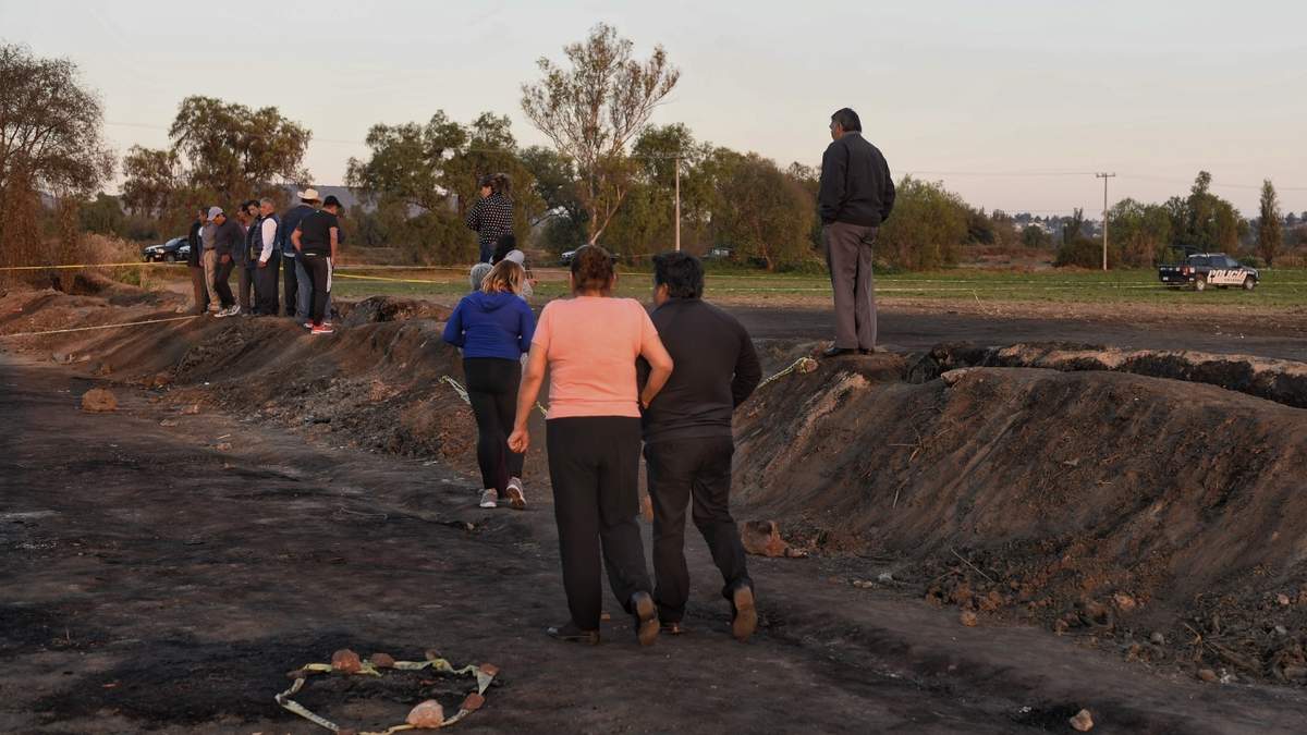 Familiares de las víctimas de la explosión en Tlahuelilpan en el sitio del desastre
