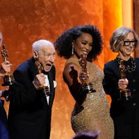 Mel Brooks y Angela Bassett reciben Oscar honorarios en gala estelar