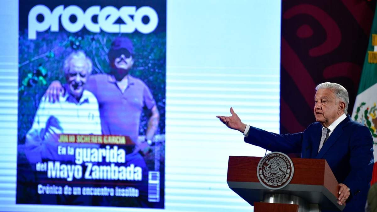 El presidente mostró la portada de la edición 1744 de Proceso