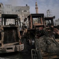 Ataques israelíes matan a 14 en Gaza y destruyen maquinaria pesada para retirar escombros