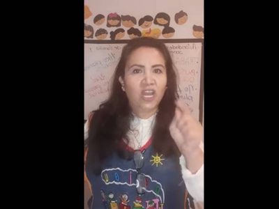 Maestra reprocha que padres celebren que sus hijos pasaron de grado... con calificación de seis
