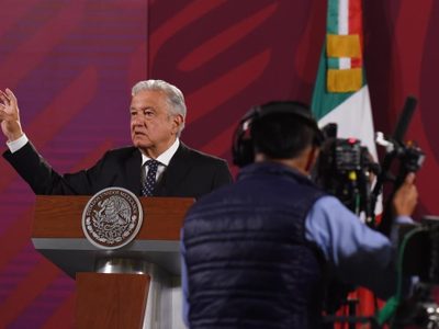 Los adversarios compraron equipo de espionaje para el “golpeteo mediático”: AMLO