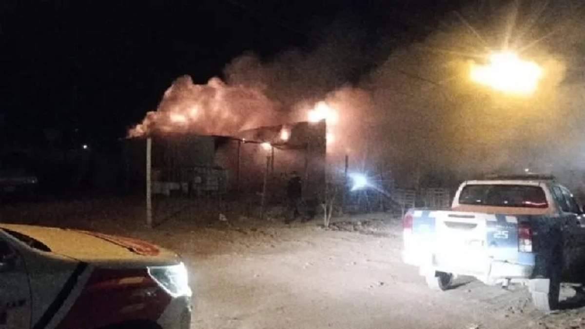 El fuego consumió por completo la vivienda de Añelo. Fuente (X)