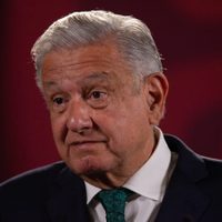 AMLO acusa a EU de "metiches" por alertas de viajes para no visitar México