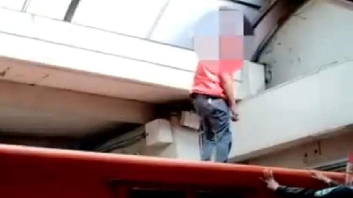Hombre camina en el techo de un vagón en Indios Verdes