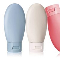 Si tenés envases de shampoo vacíos y un sweater viejo, hacé estos floreros que son tendencia en decoración
