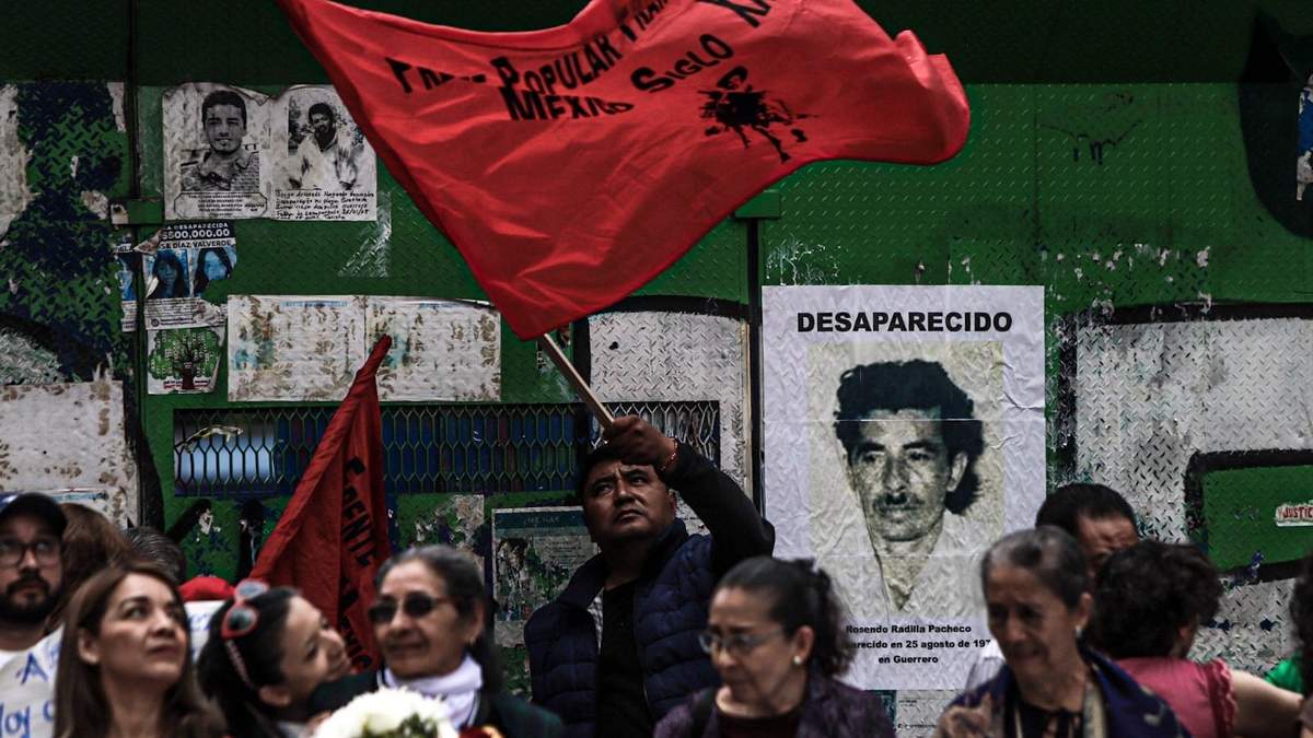 Integrantes de diferentes colectivos conmemoraron el Aniversario de la desaparición del guerrillero Rosendo Radilla Pacheco, secuestrado el 25 de agosto de 1974.