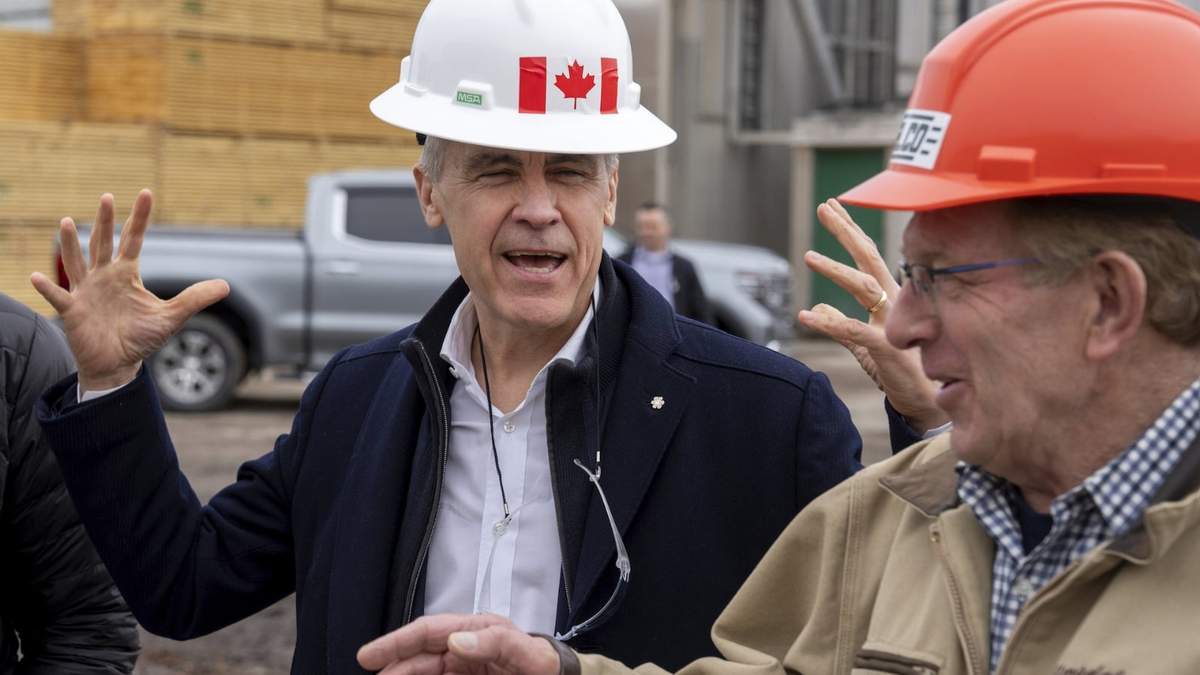 El primer ministro Mark Carney porta un casco con la bandera canadiense