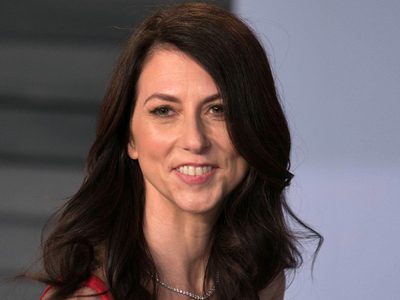 Quién es MacKenzie Scott y por qué se convirtió en la nueva mujer más rica del planeta