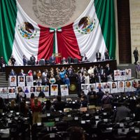 Diputados del PAN llevan a tribuna fotografías de los 30 periodistas asesinados en sexenio de AMLO