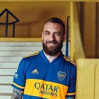 De Rossi posó con la nueva camiseta de Boca