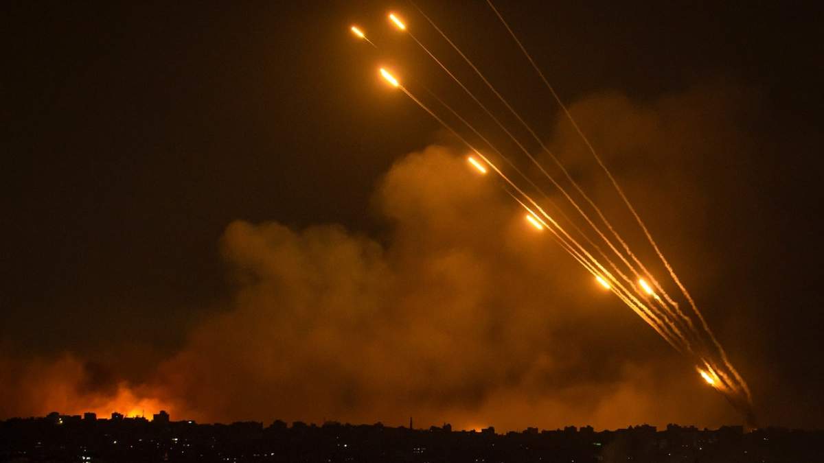 Militantes de Hamas disparan cohetes hacia Israel desde la Franja de Gaza