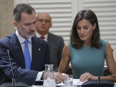 El rey Felipe y la reina Letizia se toman de la mano y ruegan de rodillas: última noticia