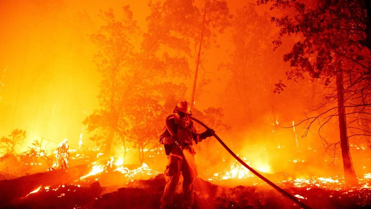 Bombero intenta apagar un incendio en la montaña de Mourne, en Irlanda del Norte. Fuente: (Twitter)