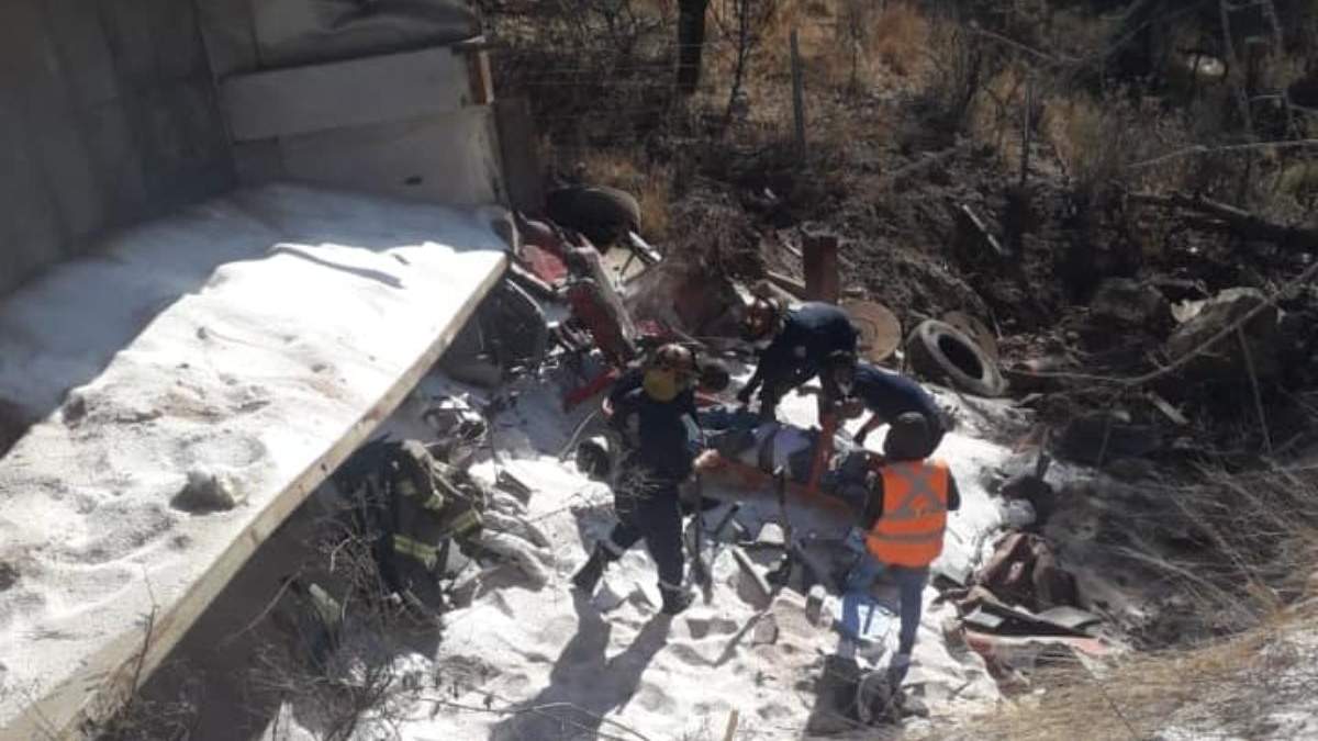 Tras chocar, ambos tráileres se desbarrancaron