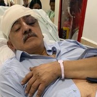 Líder sindical reaparece en camilla tras golpiza durante trifulca en sindicato de Pemex