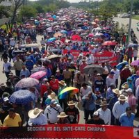 Con marcha, maestros de Chiapas exigen que se reconozca cadena de cambios