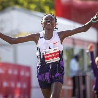 Ruth Chepngetich destroza el récord mundial por casi 2 minutos en el Maratón de Chicago (Video)