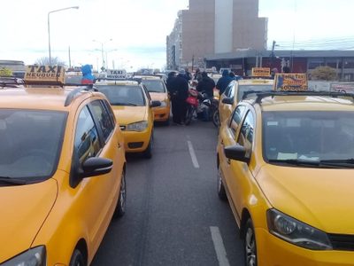 Taxistas de la capital harán una caravana este jueves: rechazan la llegada de Uber al sur