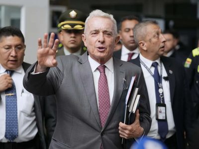 Condenan a siete años de prisión por soborno a exabogado del expresidente colombiano Álvaro Uribe
