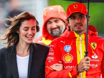 En pareja con una supermodelo: conocé a Rebecca Donaldson, la nueva novia de Carlos Sainz