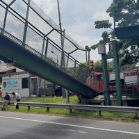 Un camión embistió y derrumbó un puente peatonal en la General Paz: demoras a la altura de calle Madariaga