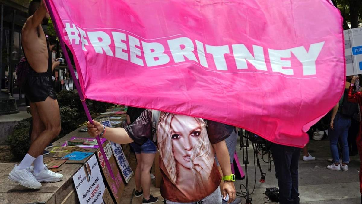 Un activista ondea una bandera con la leyenda "Liberen a Britney" afuera del juzgado en el que se llevó a cabo la audiencia