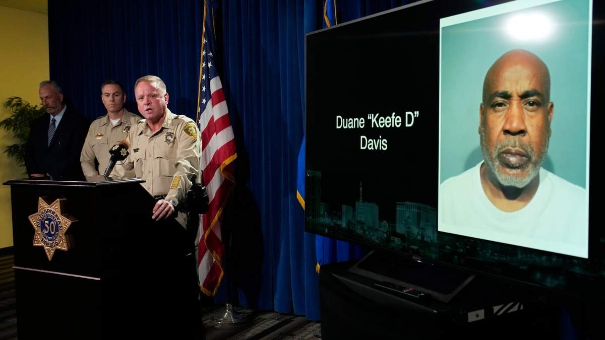 El jefe de la policía de Las Vegas, Kevin McMahill, durante una conferencia de prensa para acusar formalmente a un sospechoso por el asesinato del rapero Tupac Shakur