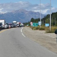 Gastronómicos bloquean la ruta N° 40 en los ingresos a la ciudad andina