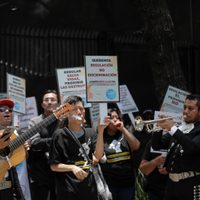 Con mariachi, asociaciones a favor de regularizar vapeadores se manifiestan en el Senado