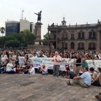 Se manifiestan en Monterrey contra El Bronco por cambios en radio cultural