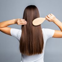 Sin planchita ni keratina: el secreto para alisar el cabello con 1 elemento que tenés en casa