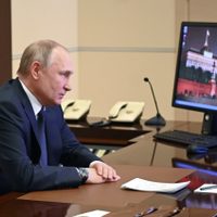 Putin dice a Macron que la UE "ignora los crímenes de guerra y los bombardeos masivos" de Ucrania