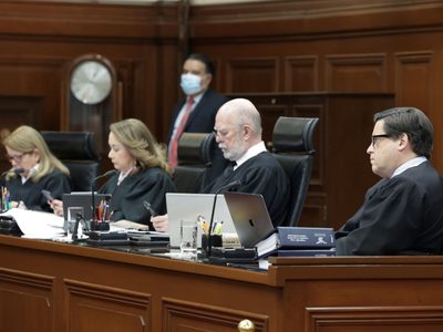 Senadores de Morena buscan eliminar el uso de la toga en la Corte: “simboliza la justicia de antes”