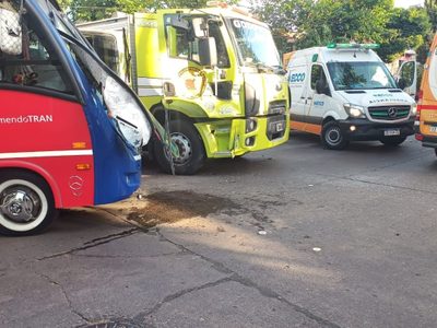 Una autobomba chocó con un colectivo en Godoy Cruz