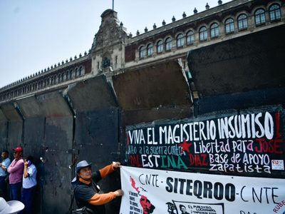 CNTE divide con vallas metálicas el Zócalo capitalino previo a la manifestación de la “marea rosa”