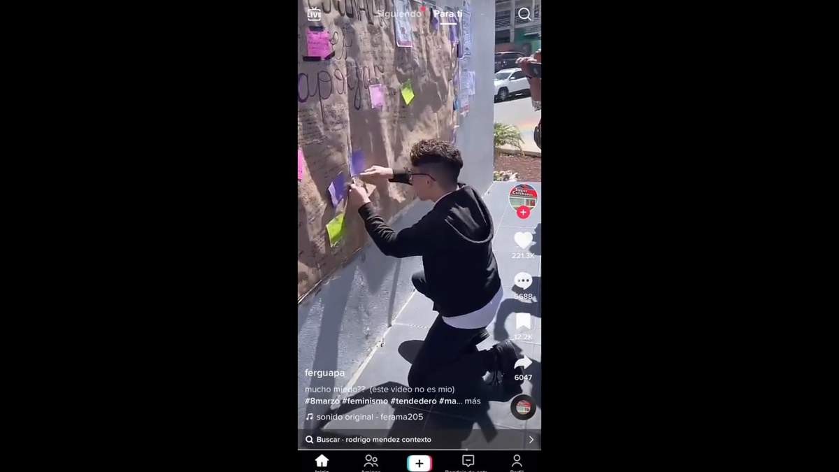 Momento en que joven corta su nombre del "tendedero"