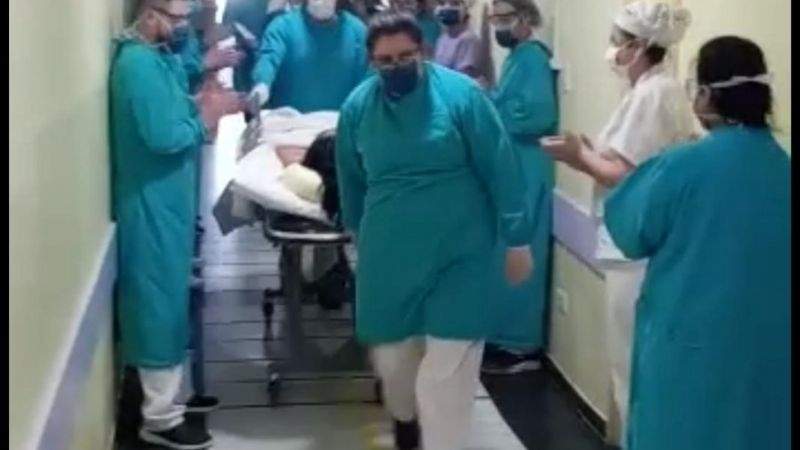 Aplauso a la enfermera de Roca
