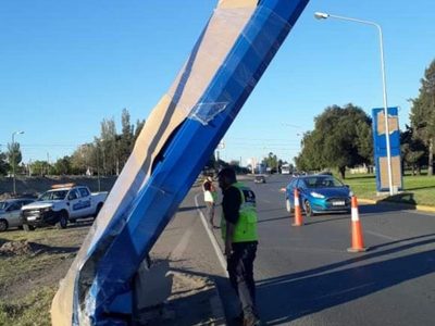 Perdió el control e impactó contra un tótem de velocidad en Neuquén Capital