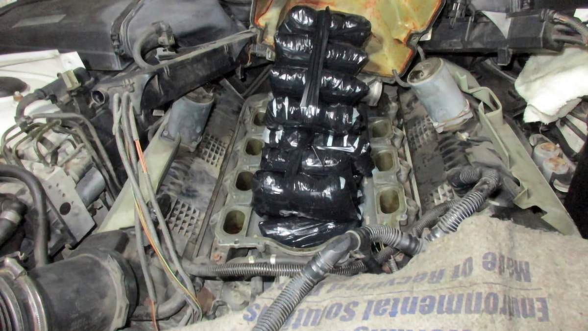 droga oculta en el motor de un vehículo