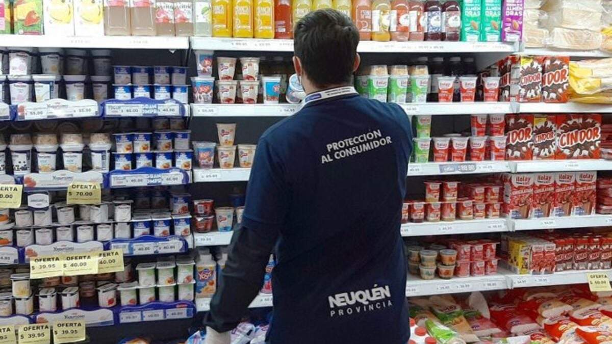 Técnico de Protección al Consumidor Neuquén controla precios. Fuente: (Facebook)
