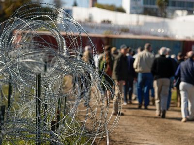 Revés a Greg Abbott: Suprema Corte de EU autoriza cortar alambre de púas en la frontera con México