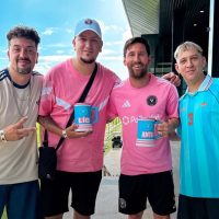 Lionel Messi posó con una camiseta de Boca