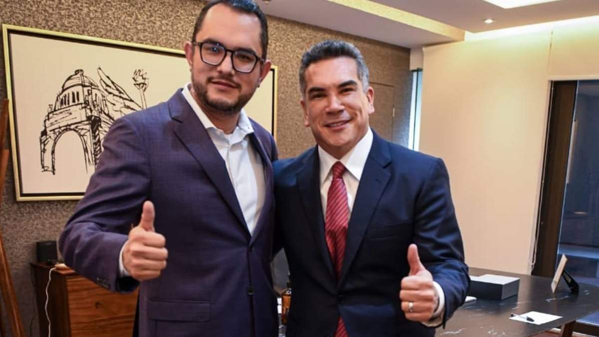El diputado Marco Antonio Mendoza Bustamante y el presidente nacional del PRI, Alejandro Moreno, en imagen del 17 de marzo