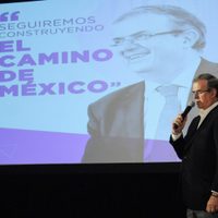 Ebrard crea asociación civil sin romper aún con Morena