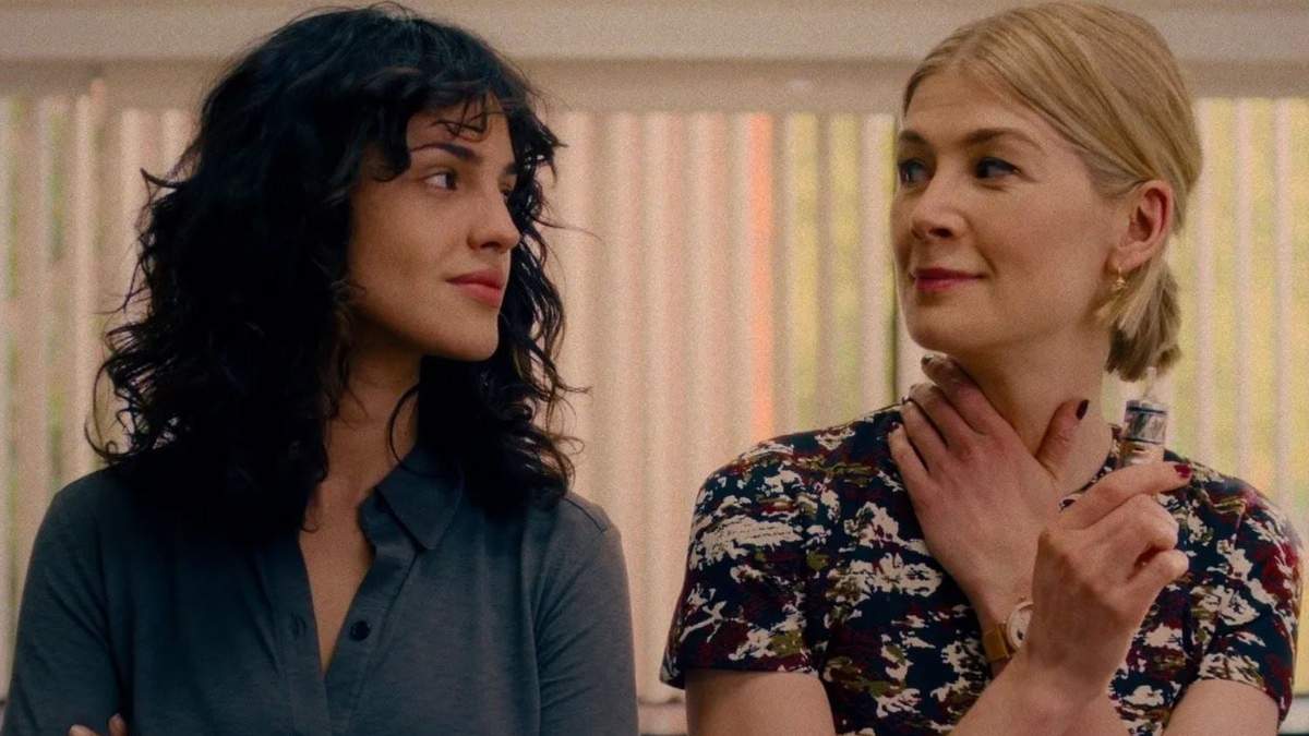 Eiza González y Rosamund Pike en "Descuida, yo te cuido". Fuente: (Instagram)