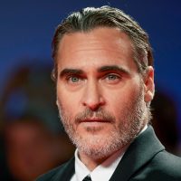 ¡Qué gran gesto! Joaquín Phoenix da de beber agua a unos cerdos antes de ser sacrificados en el mata